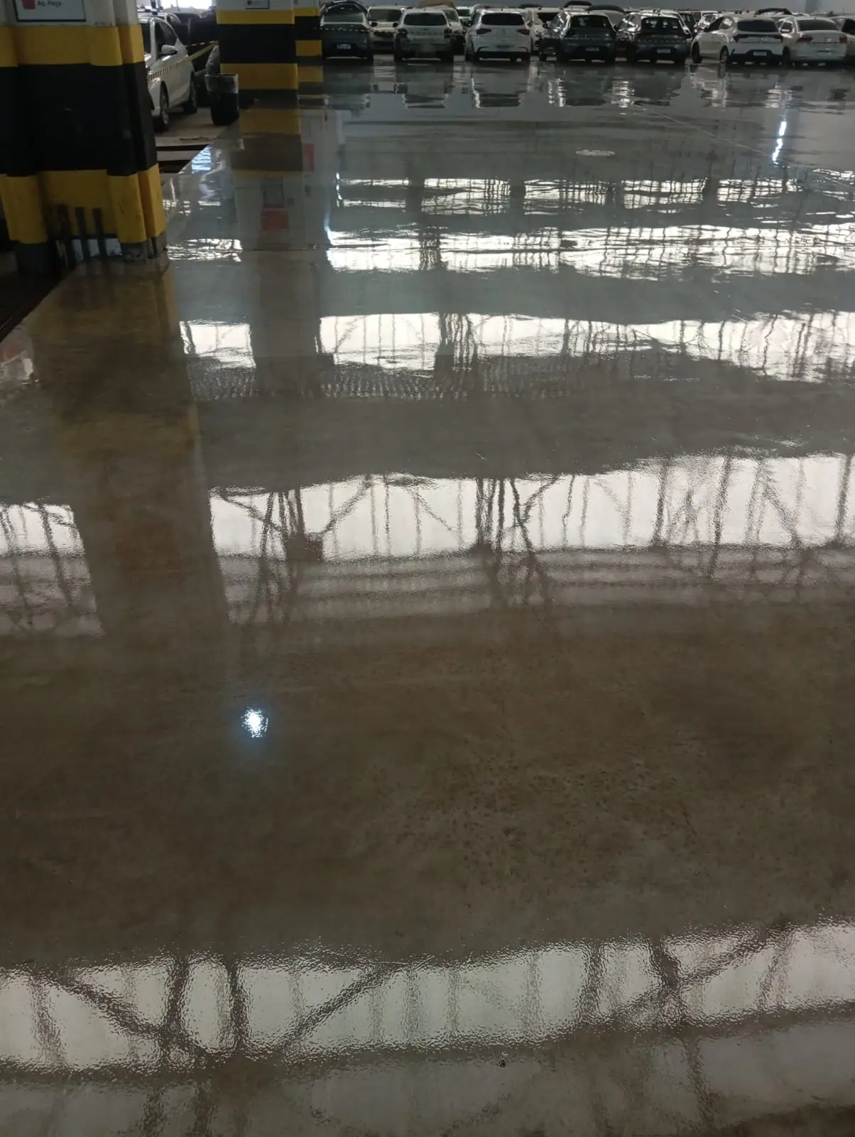 Piso de estacionamento lapidado com acabamento brilhante
