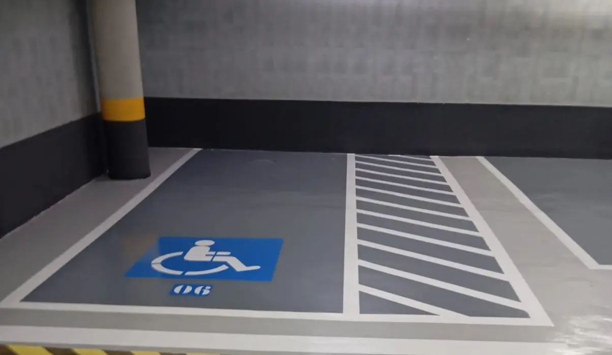 Pintura de faixas de circulação e demarcação de vaga acessível em piso de estacionamento